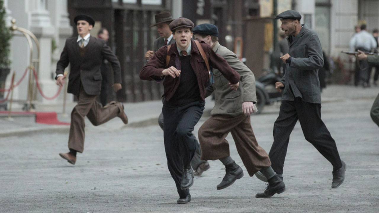 In foto Jesse Eisenberg (41 anni) Dall'articolo: Resistance, il trailer originale del film [HD].