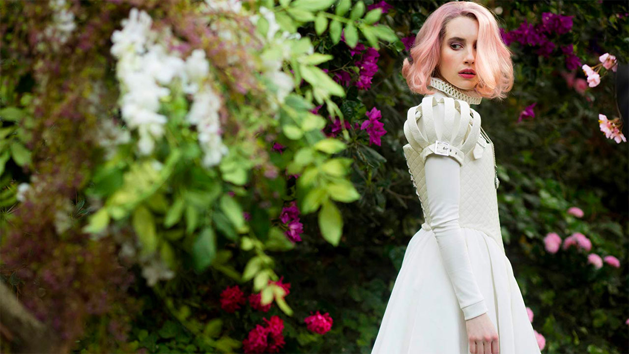 In foto Emma Roberts (33 anni) Dall'articolo: Paradise Hills, in fuga dal centro di rieducazione per ragazze ribelli.