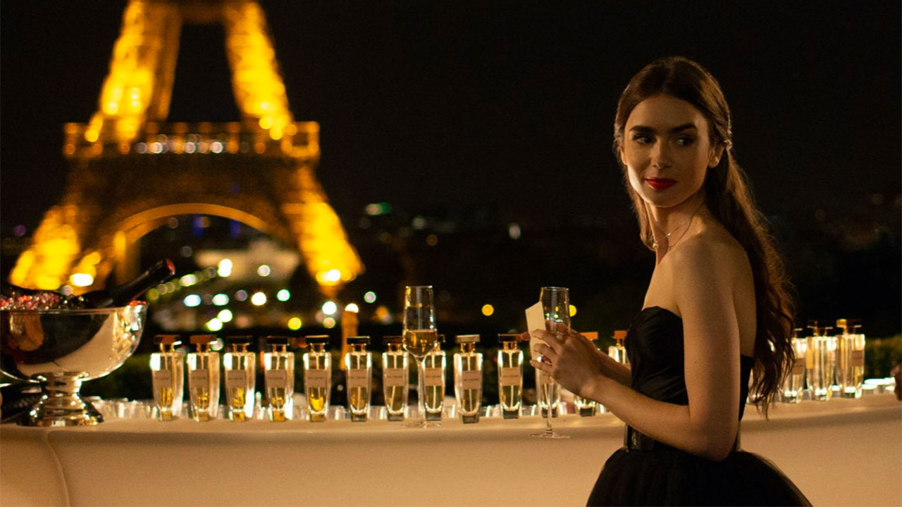 In foto Lily Collins (36 anni) Dall'articolo: Emily in Paris, il teaser trailer italiano della serie [HD].