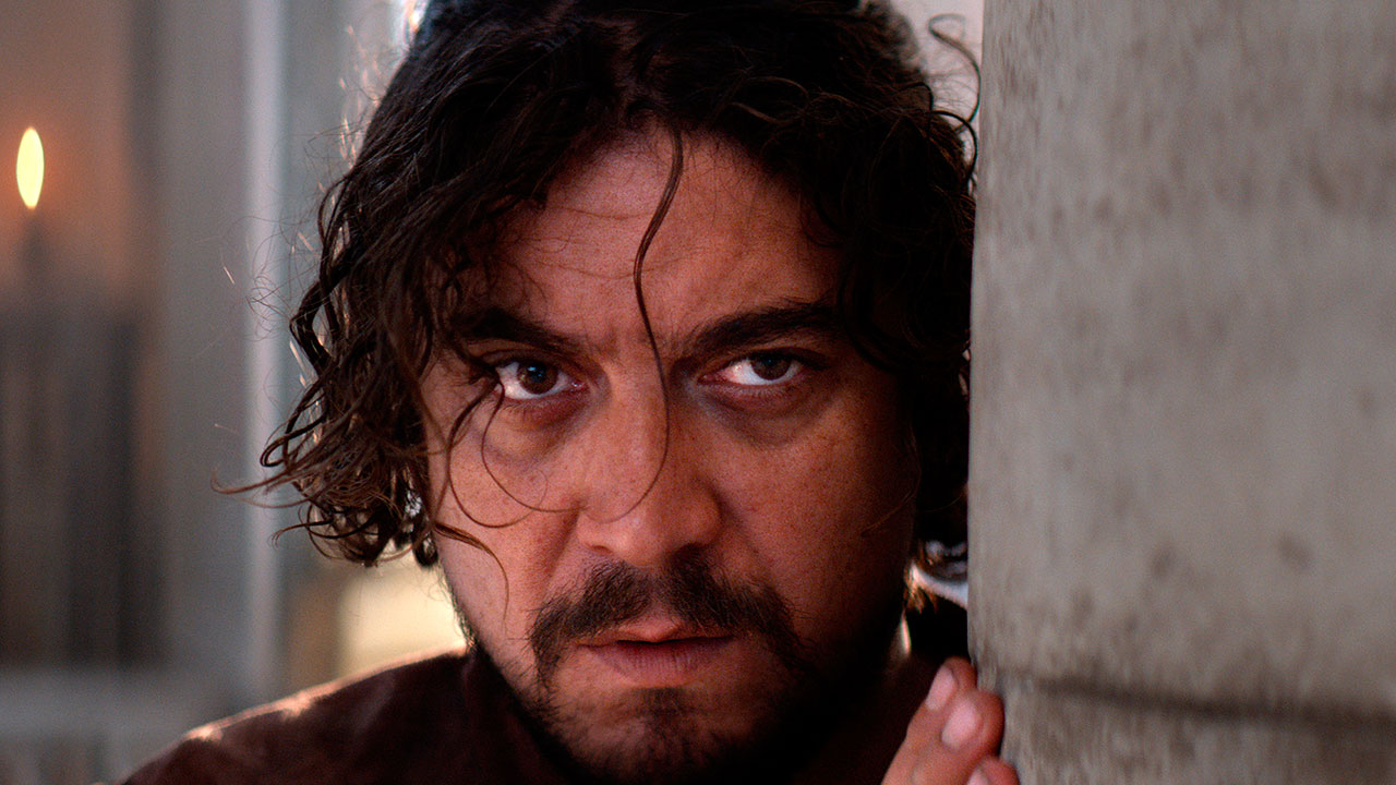 In foto Riccardo Scamarcio (45 anni) Dall'articolo: L'ombra di Caravaggio, al via le riprese del film.