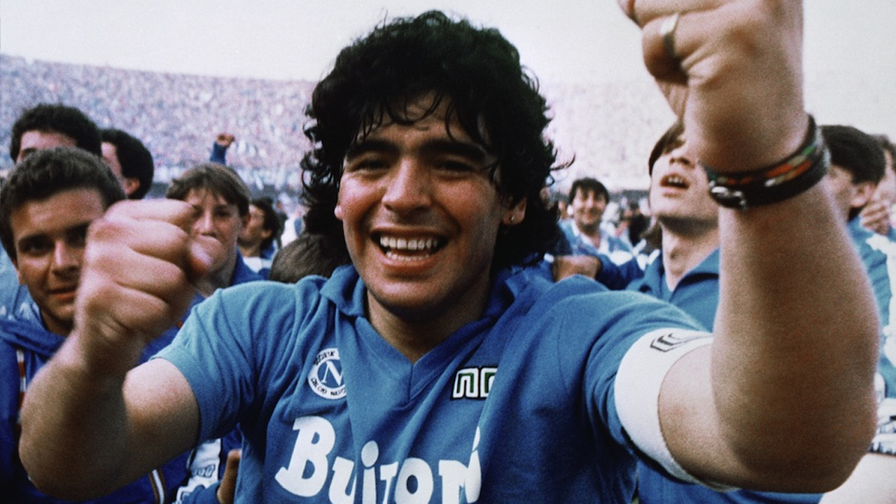 In foto Diego Armando Maradona Dall'articolo: Maradonapoli, il documentario sul campione che ha cambiato il volto di una citt.
