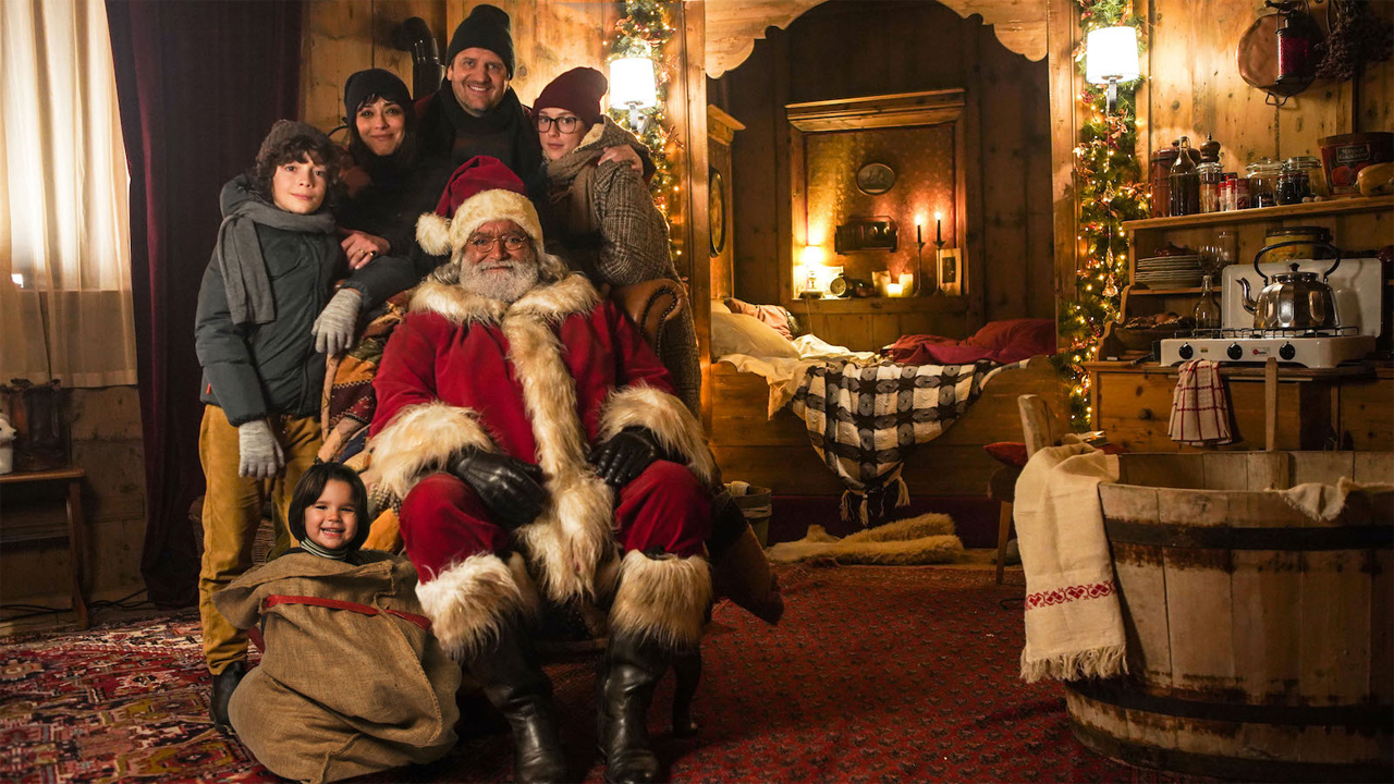  Dall'articolo: 10 giorni con Babbo Natale, una commedia famigliare che tocca tematiche attuali e mantiene un fondo di verit.