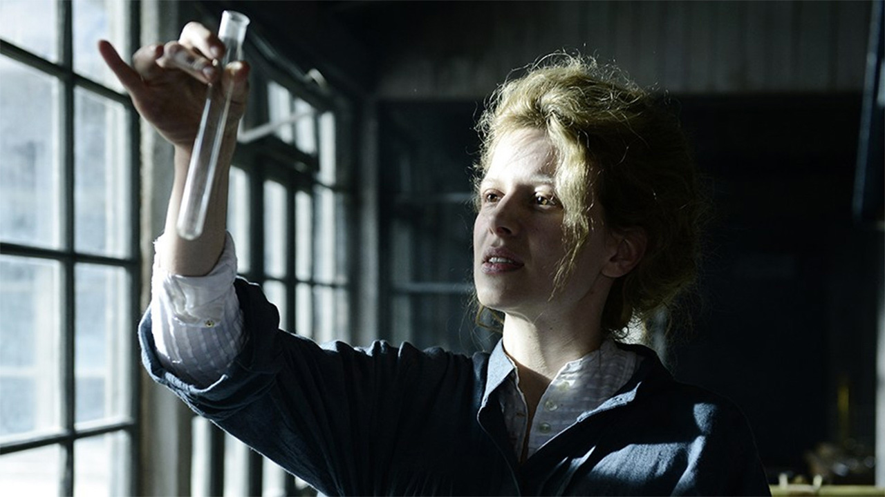 In foto Karolina Gruszka (44 anni) Dall'articolo: Marie Curie, su IBS il dvd sulla scienziata polacca due volte premio Nobel.