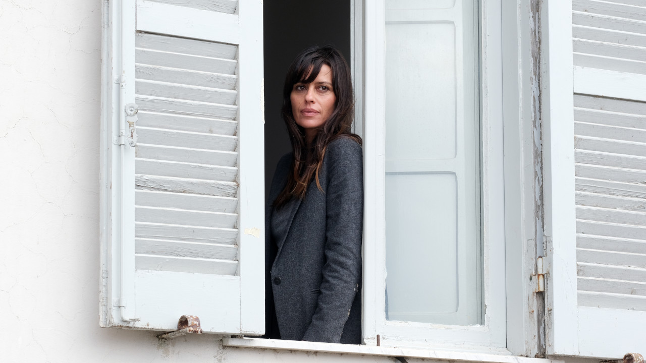 In foto Claudia Pandolfi (51 anni) Dall'articolo: Chiamami ancora amore, il teaser trailer della serie [HD].