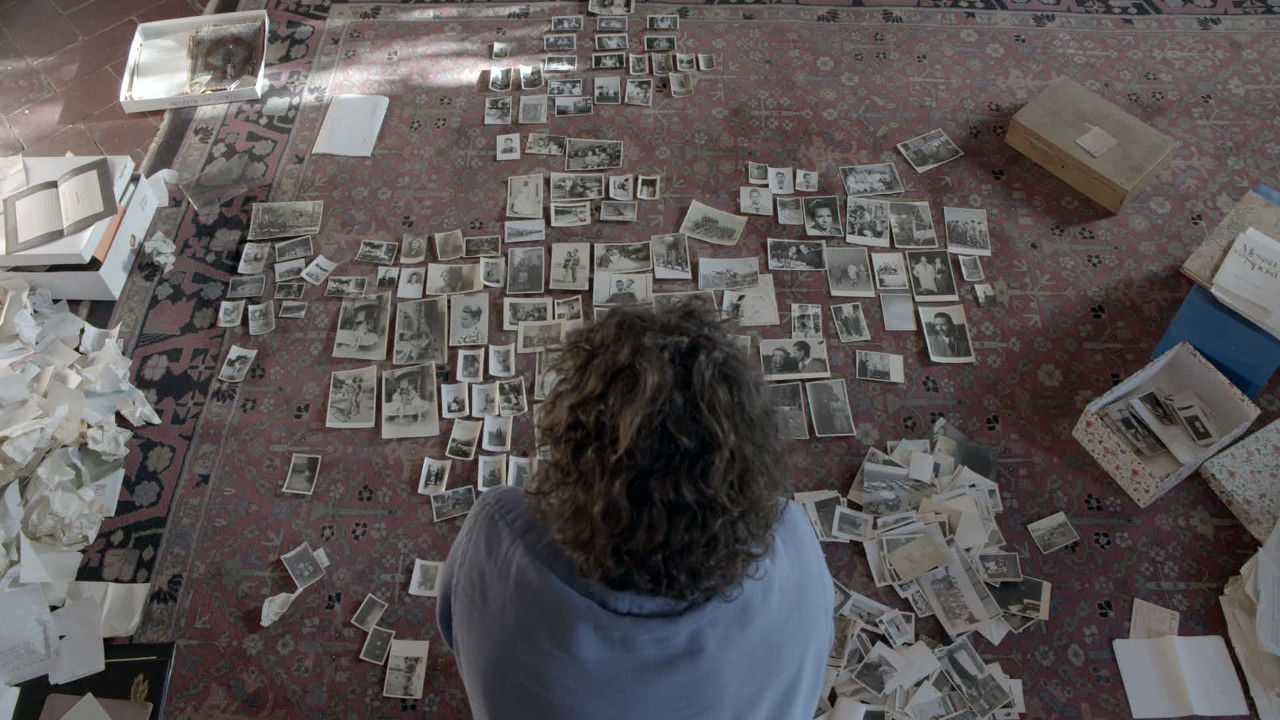  Dall'articolo: L'occhio di vetro, il racconto di un viaggio nel tempo e nella memoria, alla ricerca del passato fascista di una famiglia.