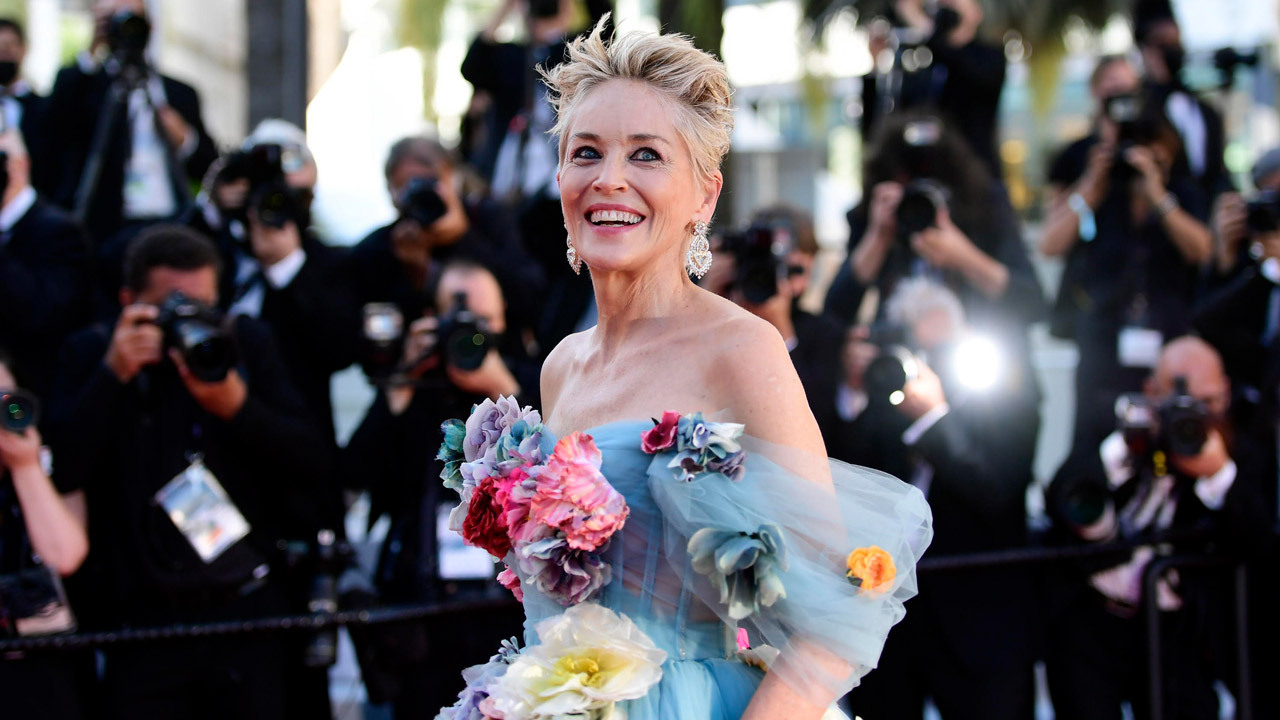 Cannes 2021, Sharon Stone floreale seduce e illumina il red carpet