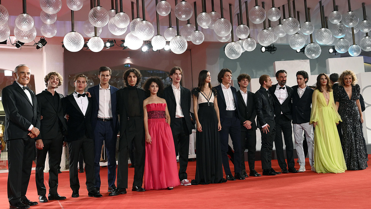 Venezia 78 Red Carpet Travolto Dal Cast Stellare De La Scuola Cattolica Mymovies It