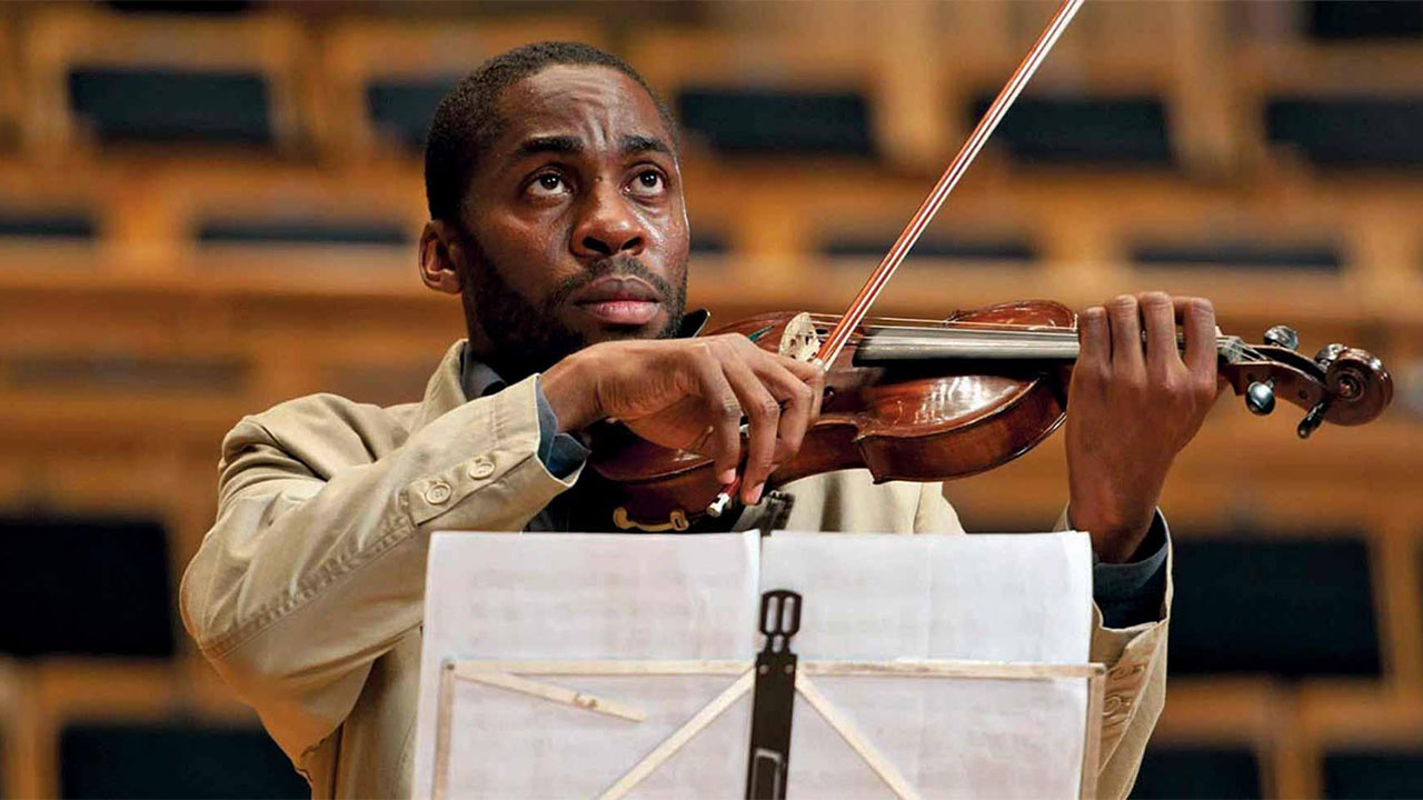 In foto Lzaro Ramos (46 anni) Dall'articolo: Il maestro di violino, quando la musica  per tutti. Da oggi in streaming su Nexo+.