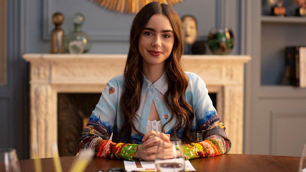 In foto Lily Collins (36 anni) Dall'articolo: Emily in Paris, il trailer ufficiale della stagione 2 [HD].