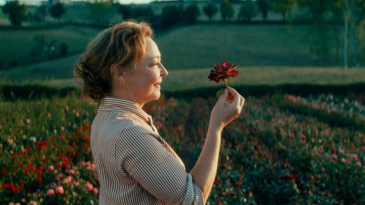 In foto Catherine Frot (66 anni) Dall'articolo: La signora delle rose, guarda l'inizio del film .