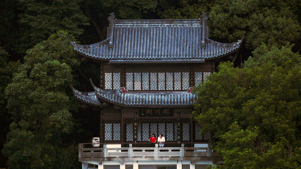  Dall'articolo: Tiepide acque di primavera, il ritratto di una famiglia disfunzionale svolto come i rotoli di un antico dipinto cinese.