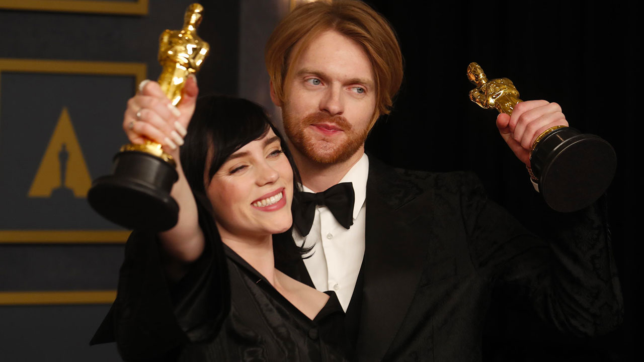 Billie Eilish e Finneas O'Connell. -  Dall'articolo: Oscar 2022, trionfa a sorpresa 'Coda - I segni del cuore'. Italia a mani vuote. Tutti i vincitori.