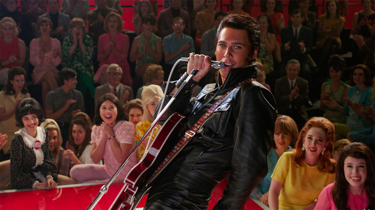 In foto Austin Butler (32 anni) Dall'articolo: Elvis non cede la leadership del box office italiano. Insegue Top Gun.