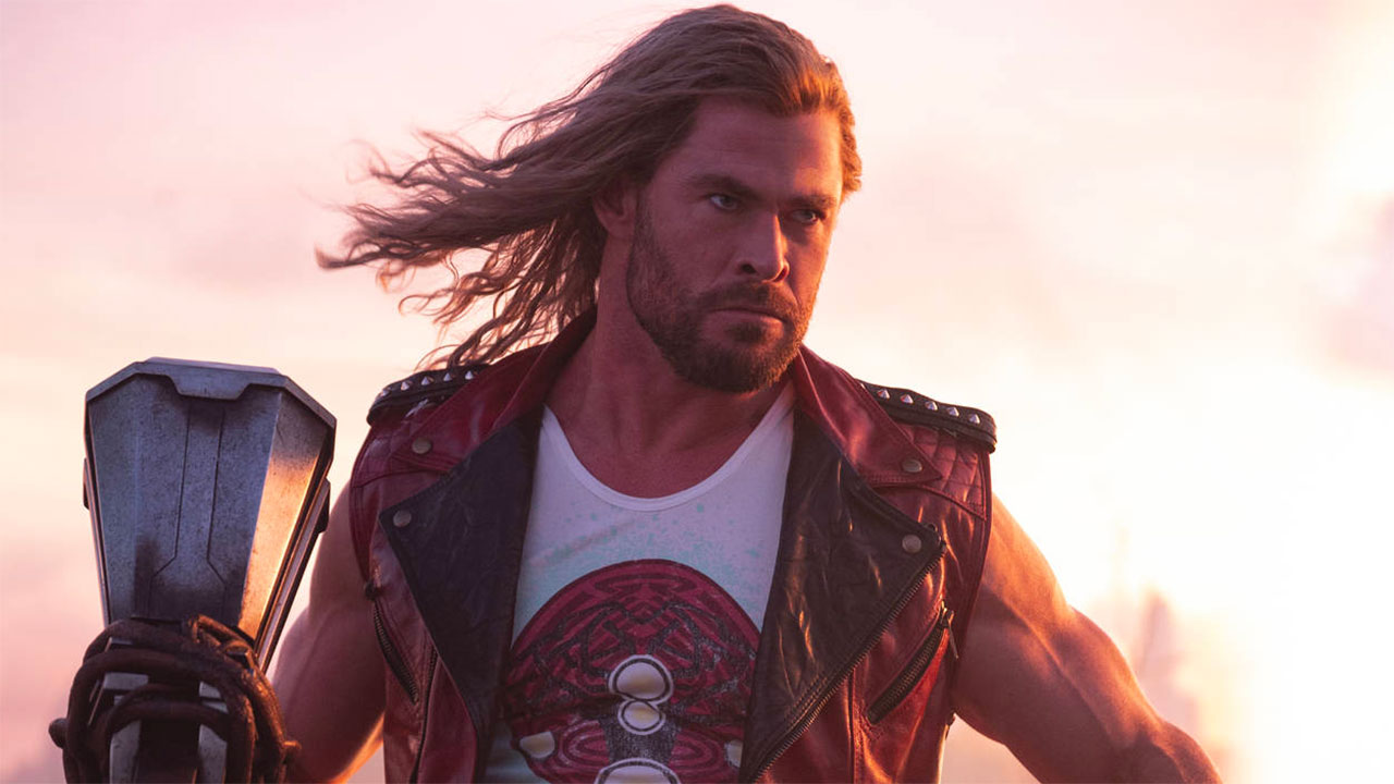 In foto Chris Hemsworth (41 anni) Dall'articolo: Thor: Love & Thunder chiude al comando la stagione 2021/2022.
