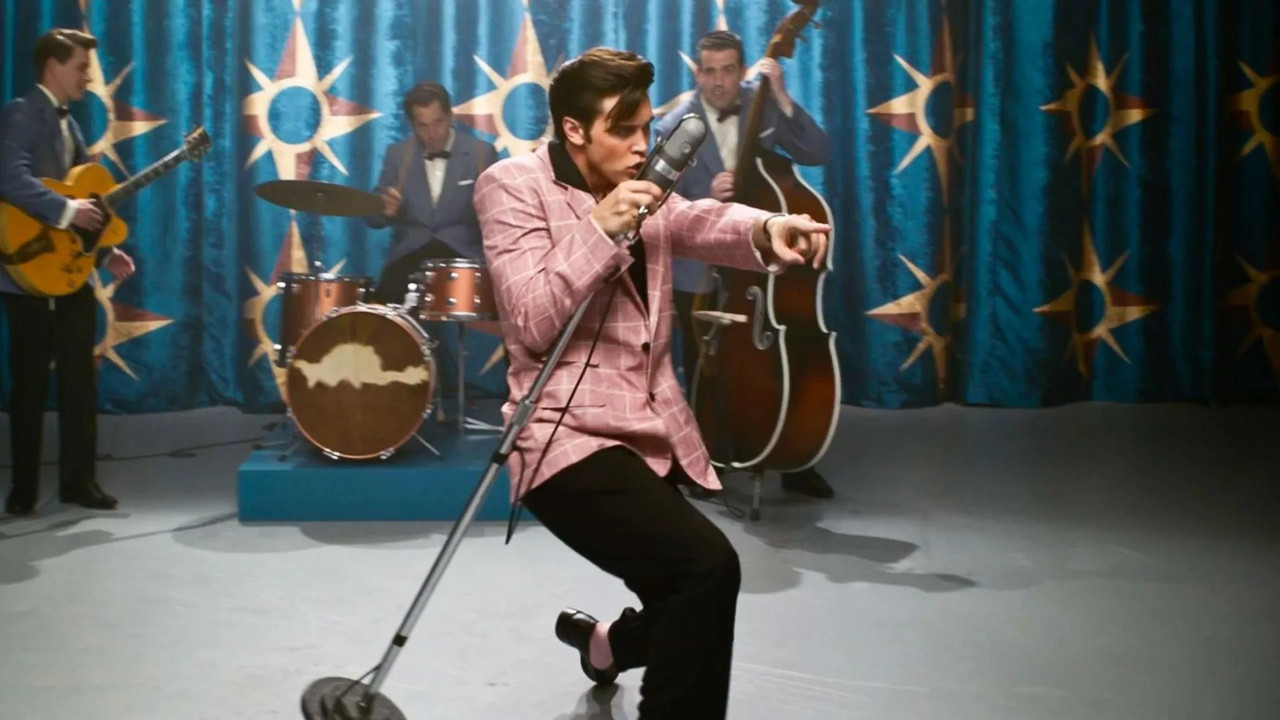 In foto Austin Butler (31 anni) Dall'articolo: Elvis, su IBS il dvd del film che racconta l'incredibile storia del re del rock'n'roll.