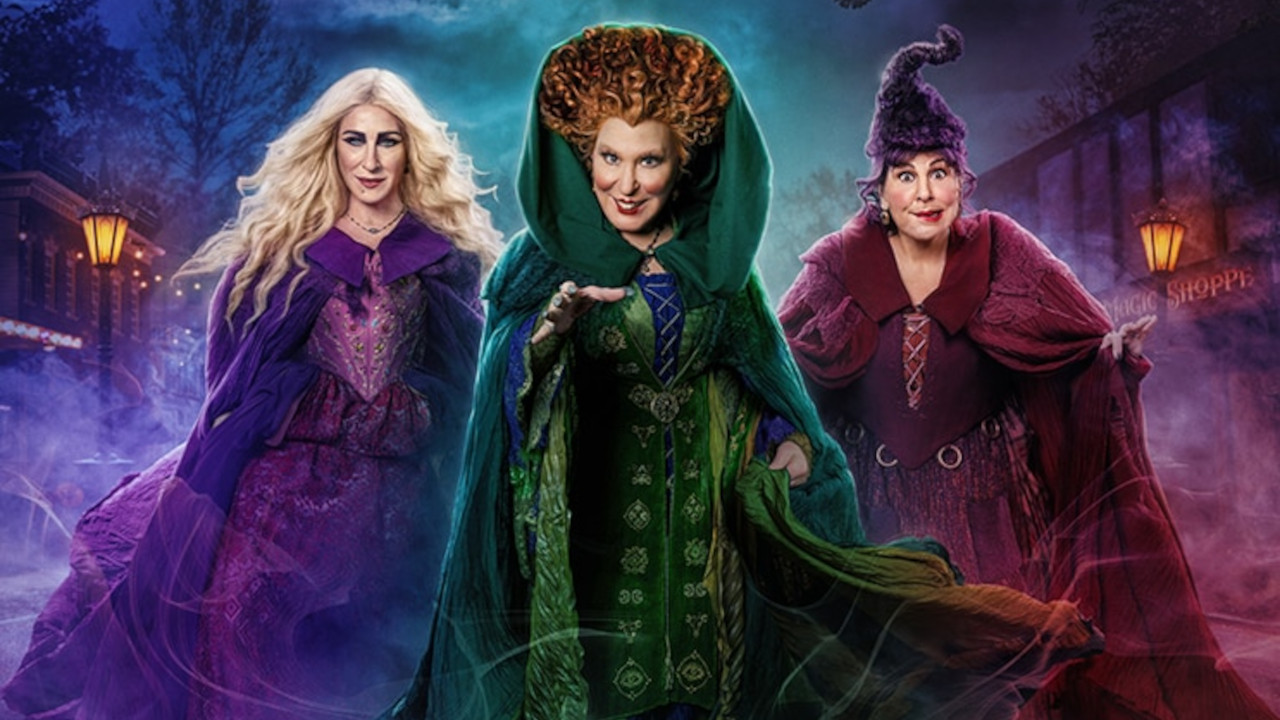  Dall'articolo: Hocus Pocus 2, un omaggio - ancora ironico - alla generazione di ex ragazzine che hanno fatto del primo Hocus Pocus un cult.