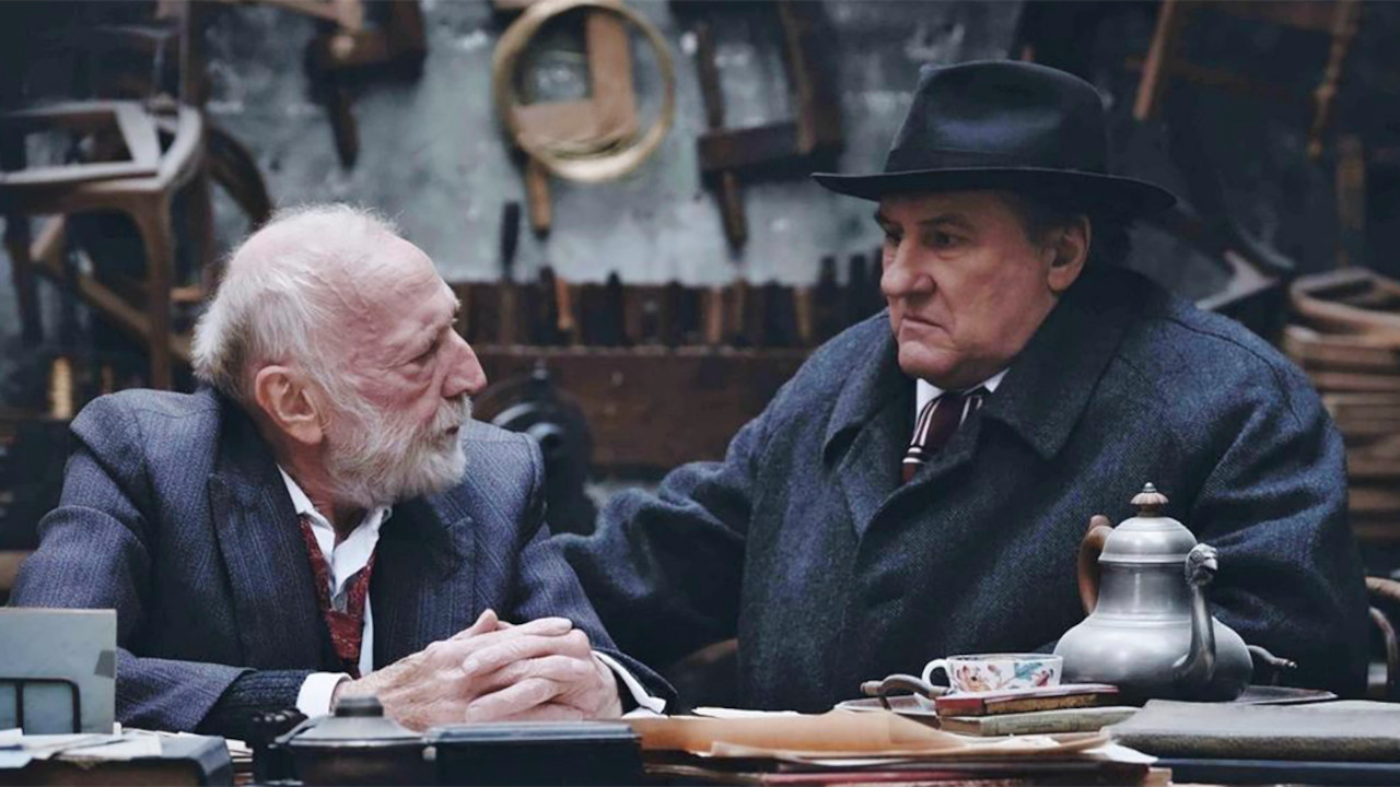 In foto Grard Depardieu (76 anni) Dall'articolo: Maigret, su IBS il dvd del film che unisce Leconte, Depardieu e Simenon.