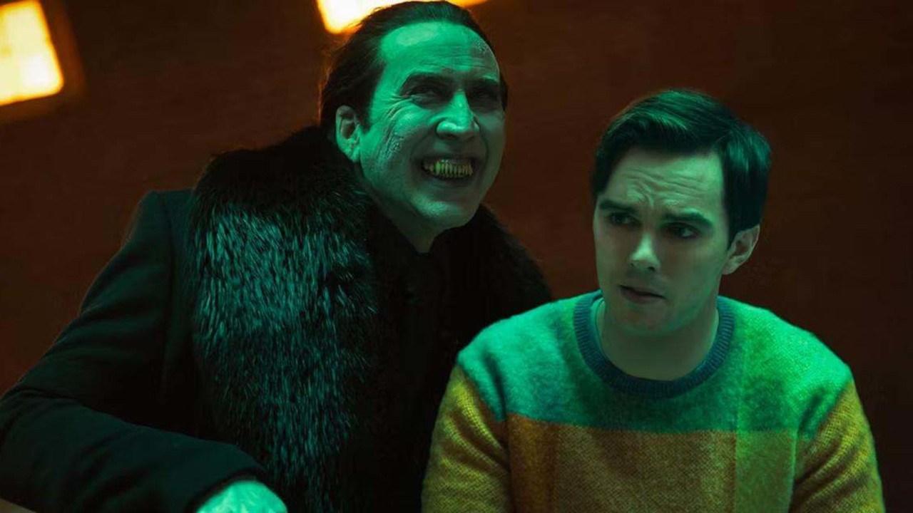 In foto Nicolas Cage (60 anni) Dall'articolo: Renfield, la versione horror de Il diavolo veste Prada.