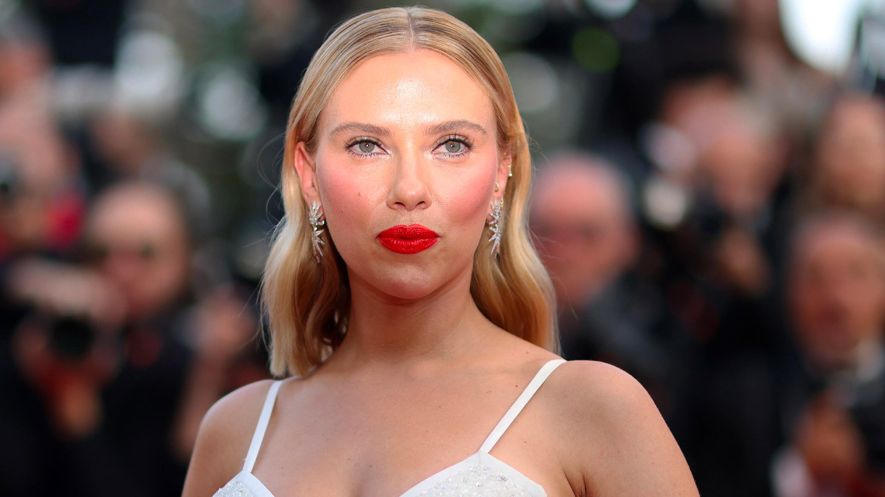 Cannes 2023, Scarlett Johansson raggiante sul red carpet di Asteroid City