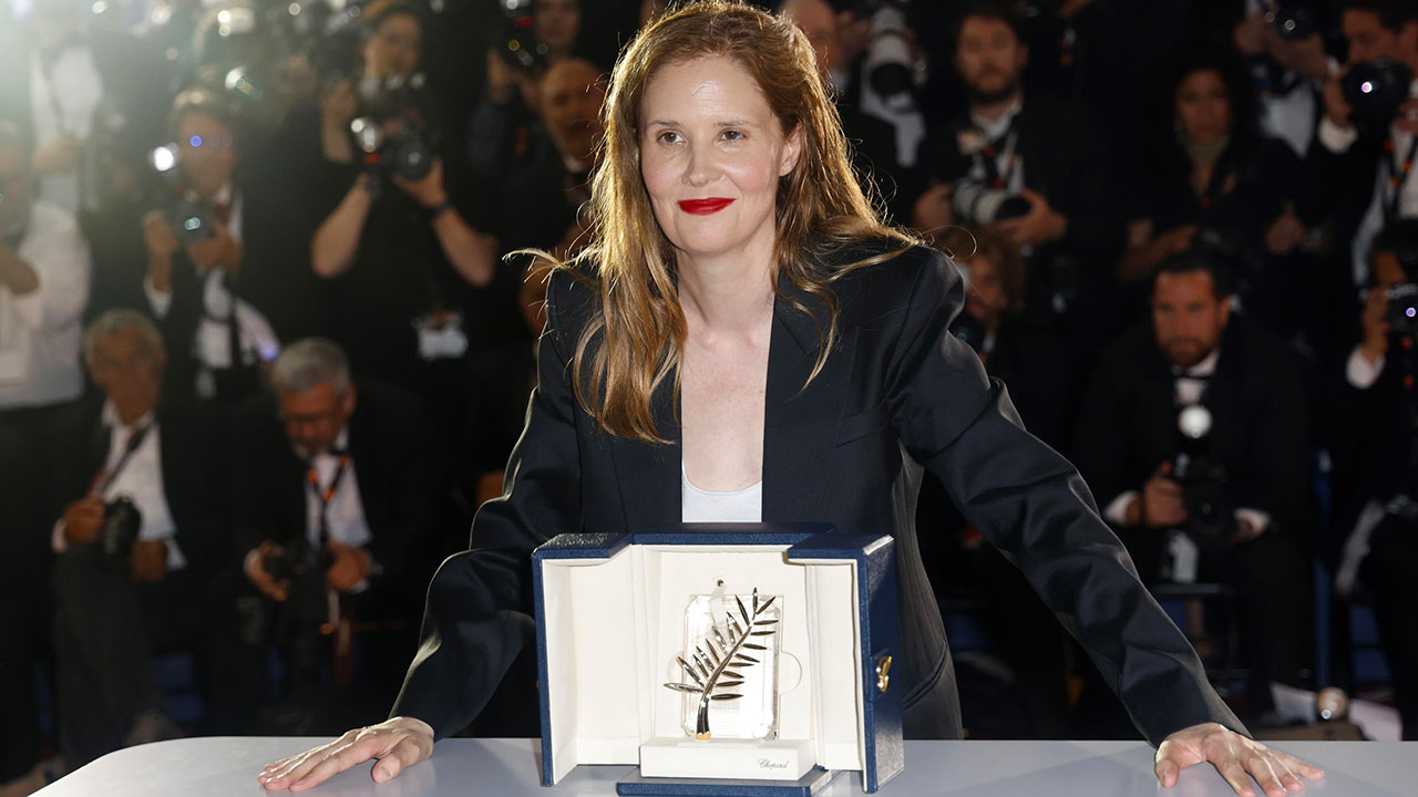 Cannes, Justine Triet trionfa con Anatomy of a Fall. È la terza donna nella storia a vincere la Palma d’Oro