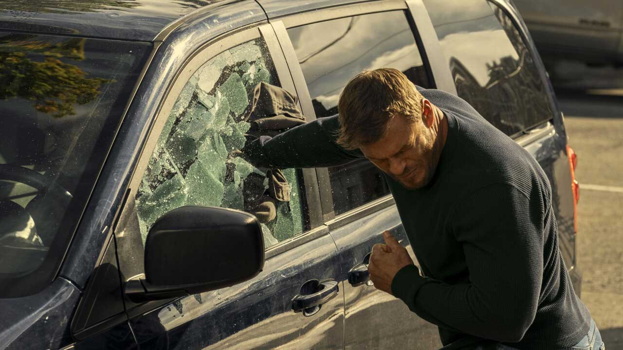 In foto Alan Ritchson (40 anni) Dall'articolo: Reacher, il trailer della stagione 2 [HD].