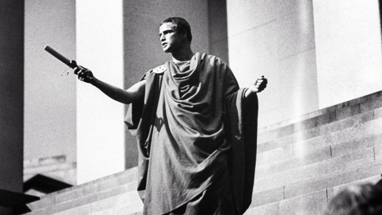 In foto Marlon Brando Dall'articolo: Quel magico '53: Giulio Cesare.