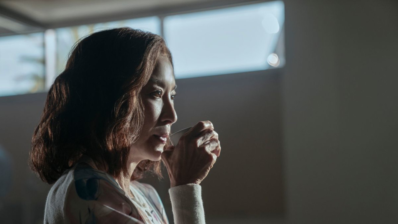 In foto Michelle Yeoh in una scena di The Brothers Sun, una serie dalle tinte leggere ma carica d'azione e drammi familiari, ideata da Brad Falchuk e Byron Wu: quando il capo di una potente triade taiwanese è ucciso da un misterioso assassino, suo figlio maggiore nonché leggendario killer Charles "Chairleg" Sun va a Los Angeles per proteggere la madre Eileen e l'ingenuo fratello minore Bruce, che finora è sempre stato all'oscuro dalla verità sulla famiglia.
Disponibile dal 4 gennaio su Netflix. -  Dall'articolo: Uscite in streaming a gennaio, le serie tv e i film pi attesi del 2024.