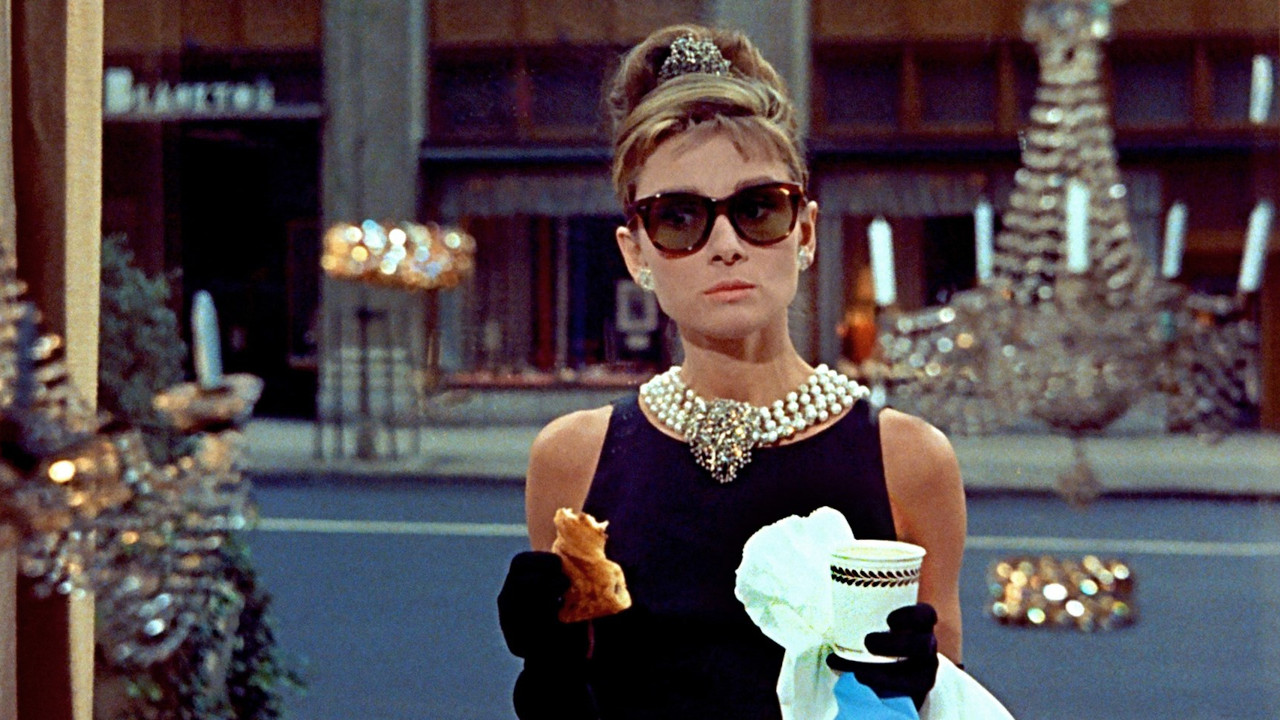 In foto Audrey Hepburn Dall'articolo: Colazione da Tiffany, un'icona di stile senza tempo per uno dei capolavori intramontabili della commedia americana.
