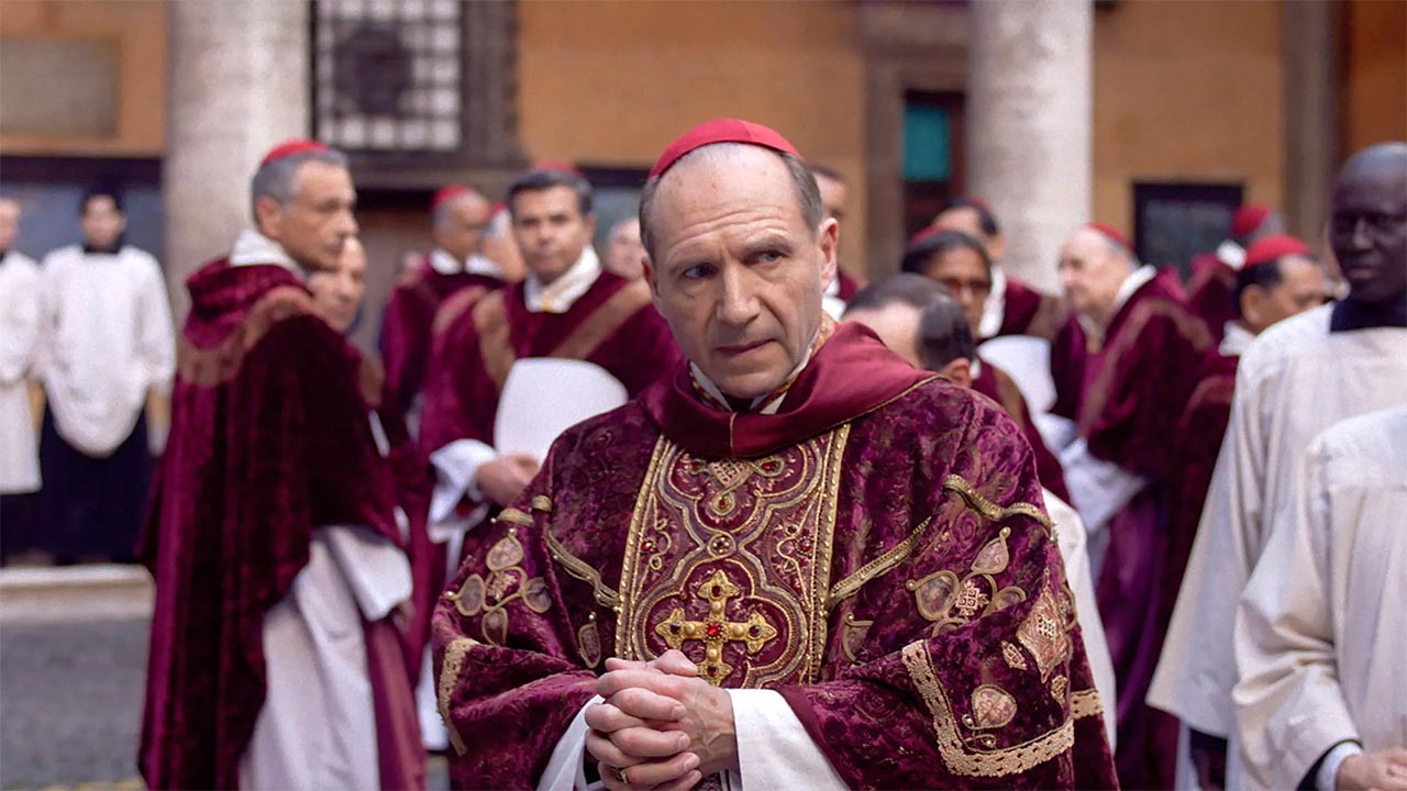 In foto Ralph Fiennes (63 anni) Dall'articolo: Conclave, il trailer ufficiale del film [HD].