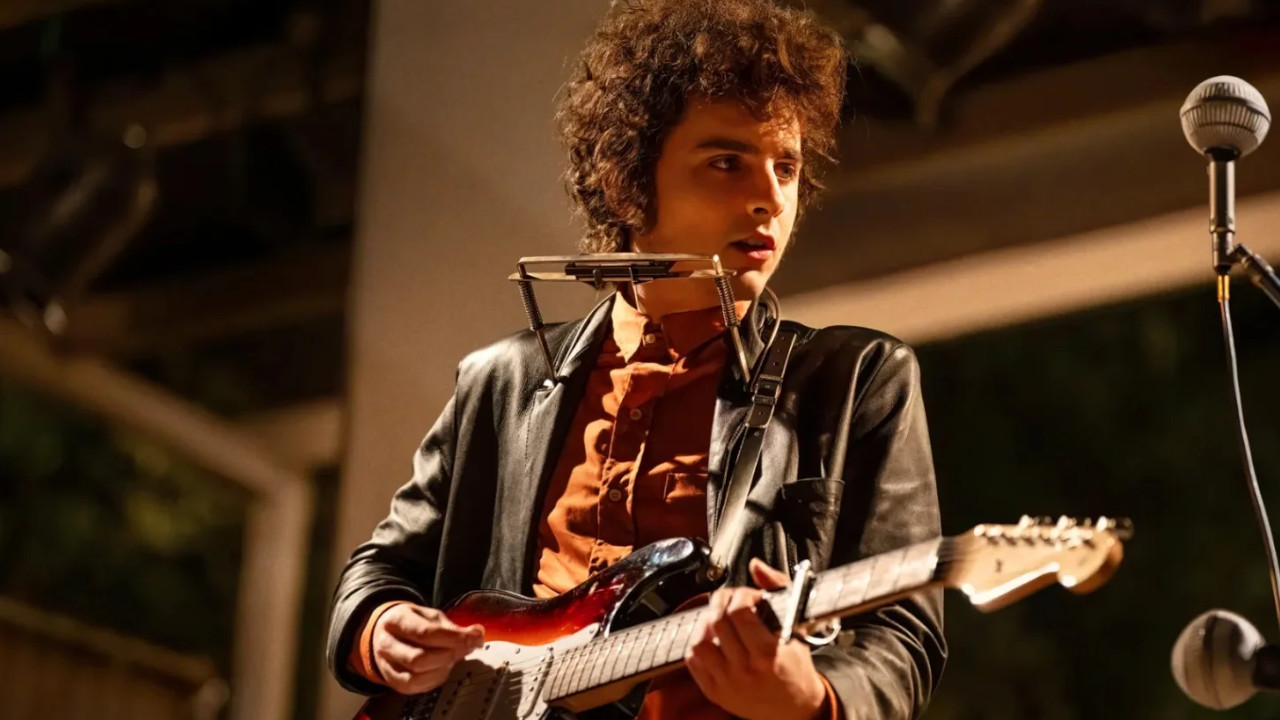 In foto Timothe Chalamet (30 anni) Dall'articolo: Timothe Chalamet diventa Bob Dylan nel corpo, nella voce e nel talento.