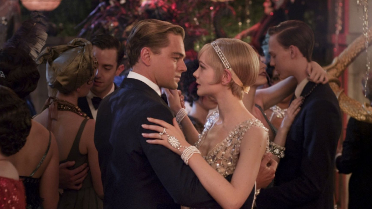 In foto Leonardo DiCaprio (51 anni) Dall'articolo: Compie un secolo Il grande Gatsby, incanto della letteratura.