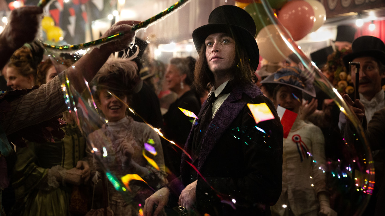 In foto Caleb Landry Jones (36 anni) Dall'articolo: Dracula - L'amore perduto, Luc Besson affronta Dracula con un senso dello spettacolo sempre alto e vorticoso.