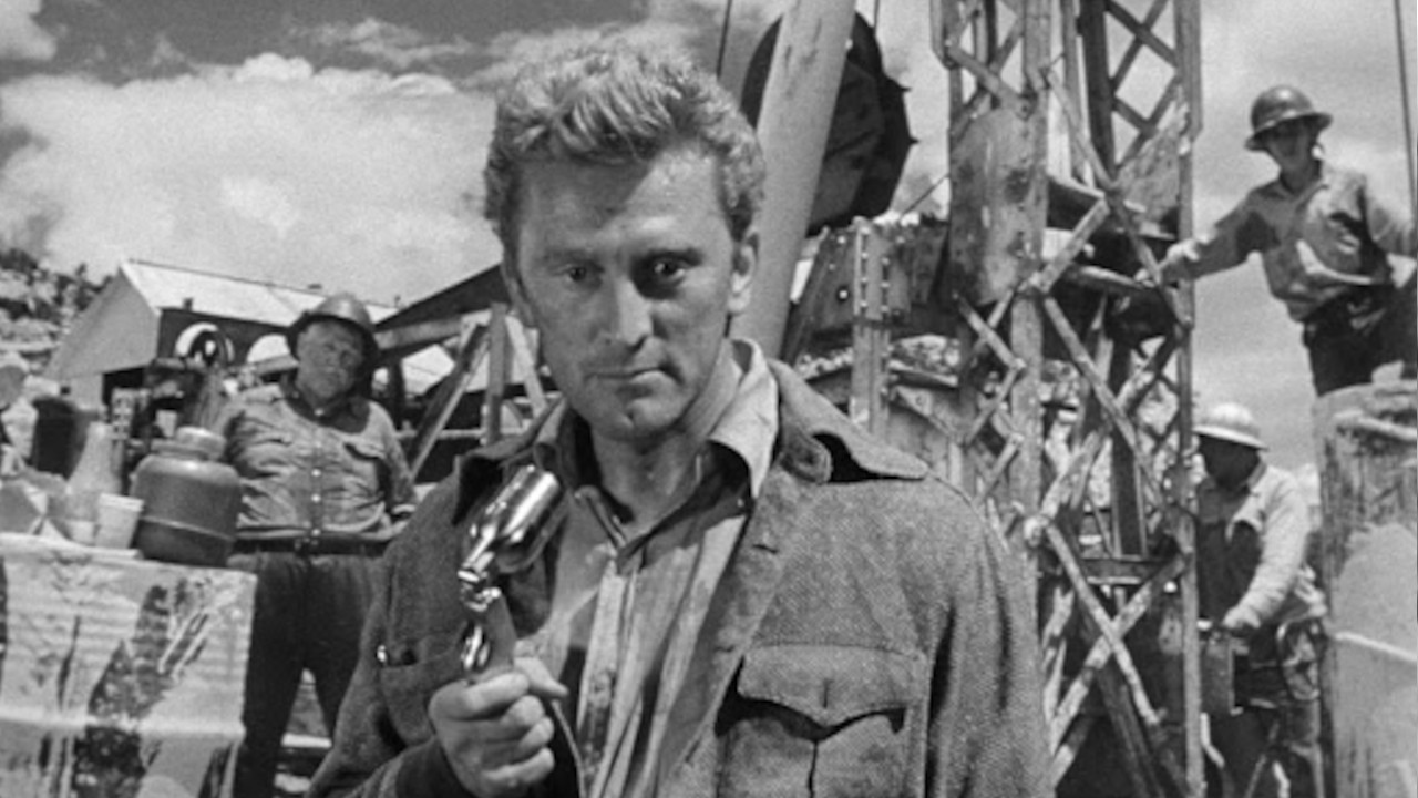 In foto Kirk Douglas Dall'articolo:  morto l'operaio rimasto bloccato sotto le macerie della Torre dei Conti.