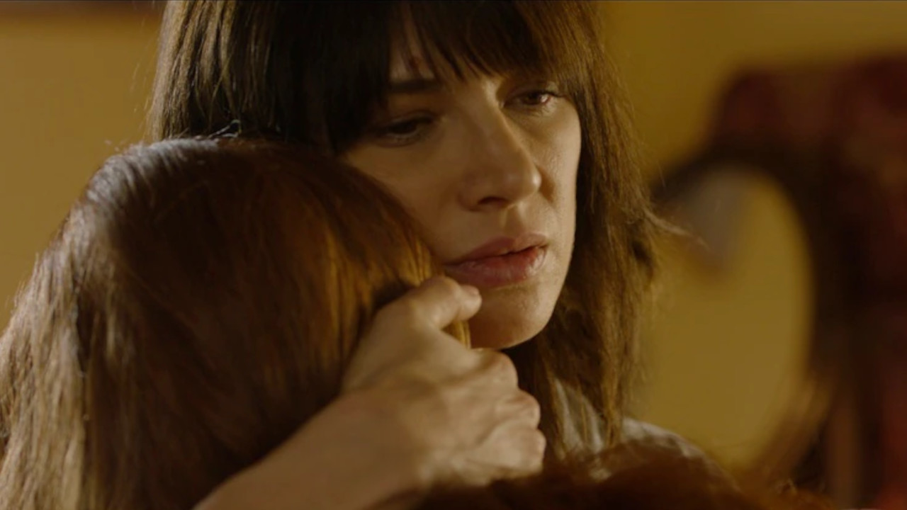 In foto Asia Argento (50 anni) Dall'articolo: Qui staremo benissimo, Asia Argento spicca con la sua professionalit in un film-fotoromanzo.