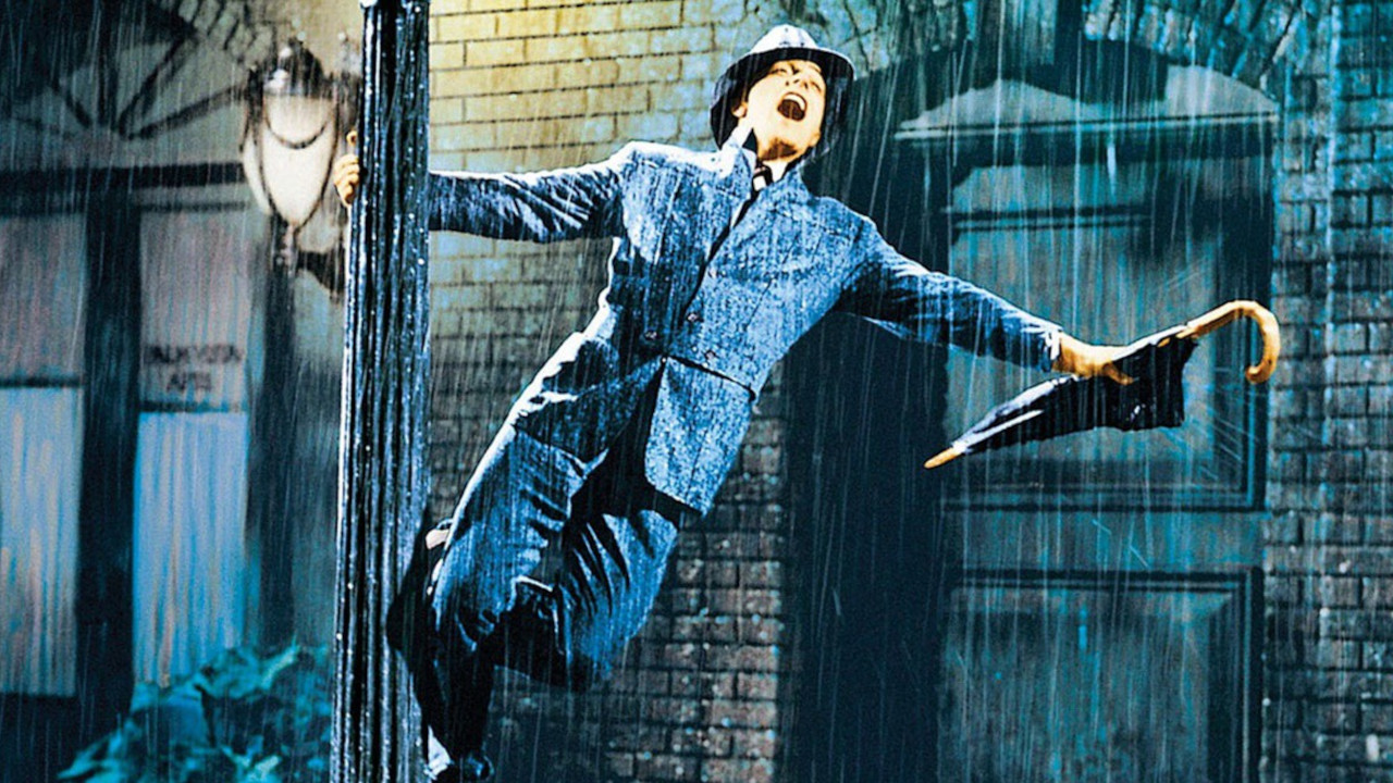 In foto Gene Kelly Dall'articolo: Cantando sotto la pioggia, un capolavoro assoluto ed indiscusso del musical che riunisce al proprio interno diversipiani di lettura.