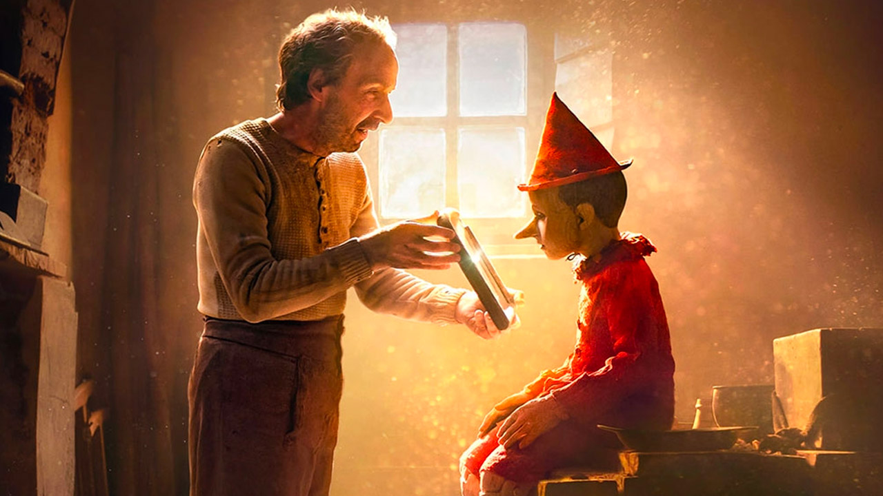 In foto Roberto Benigni (72 anni) Dall'articolo: Pinocchio, una favola che incanta gli occhi e scalda il cuore<br>.