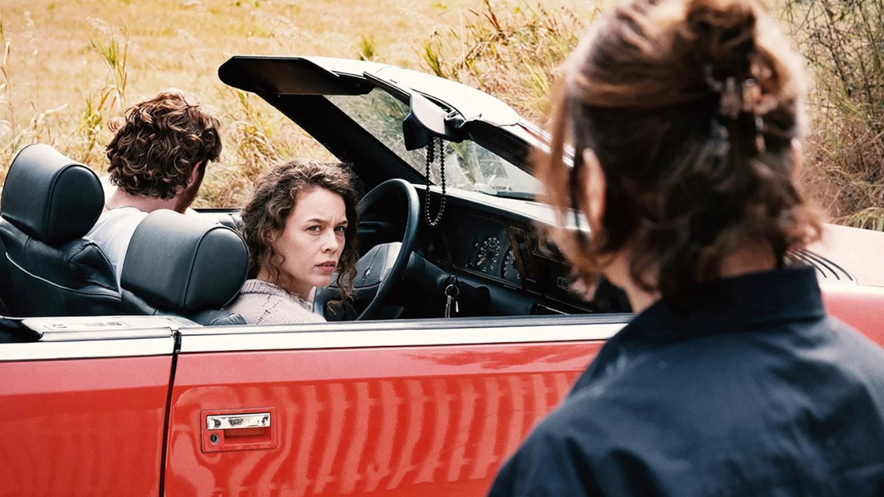 Cannes 2025: Miroirs No.3, Petzold prosegue la sua indagine sulle relazioni umane in una progressione che sfiora il thriller