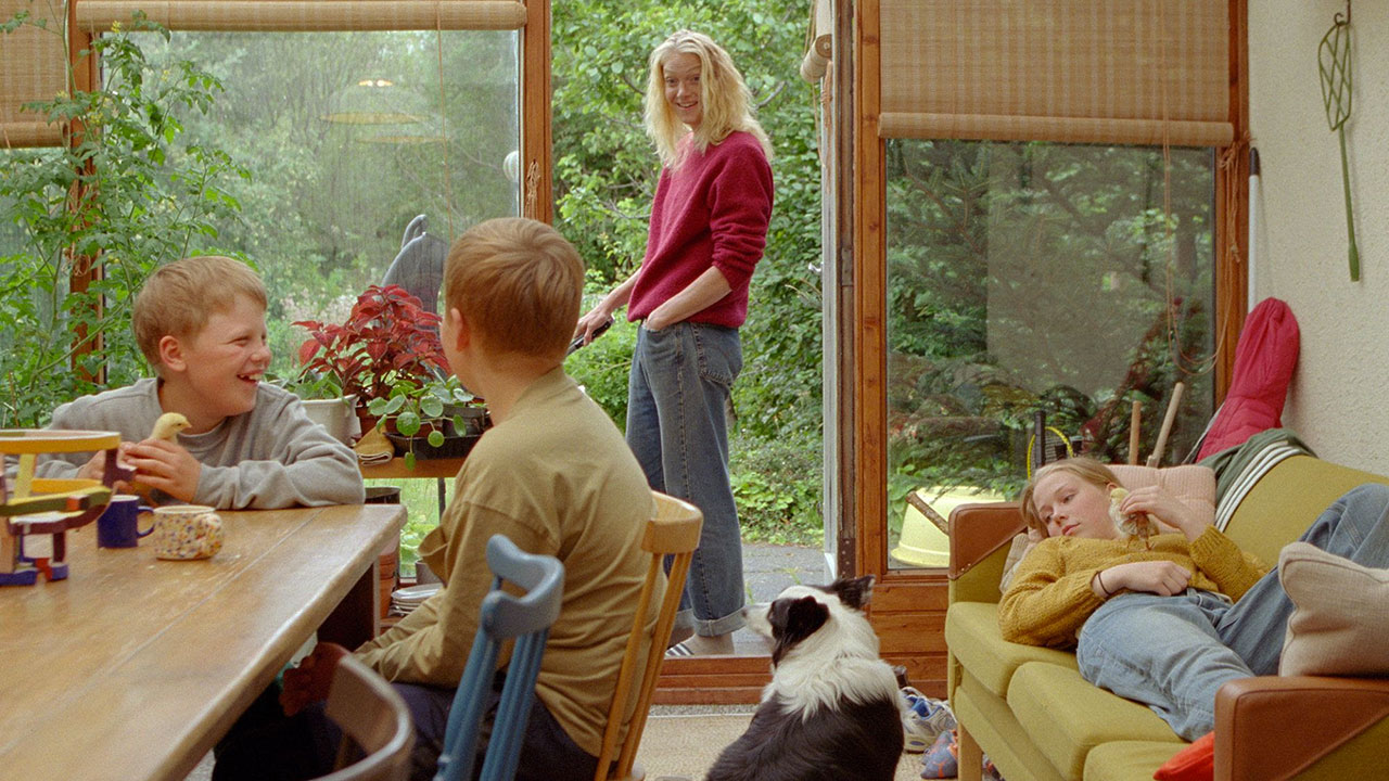  Dall'articolo: Cannes 2025: The Love That Remains, in equilibrio perfetto tra commedia, surreale e dramma famigliare.
