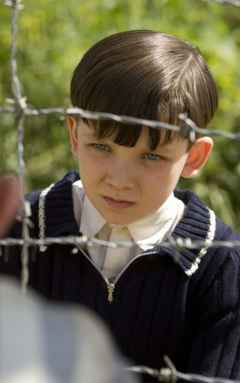 IL BAMBINO CON IL PIGIAMA A RIGHE DRAMMATICO