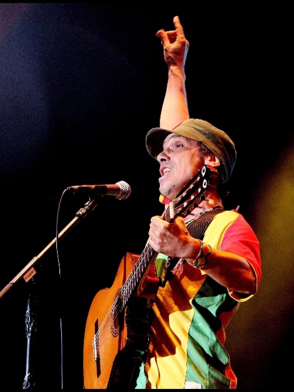 Manu Chao si esibisce a Bogotà per il Concert of Hope MYmovies.it