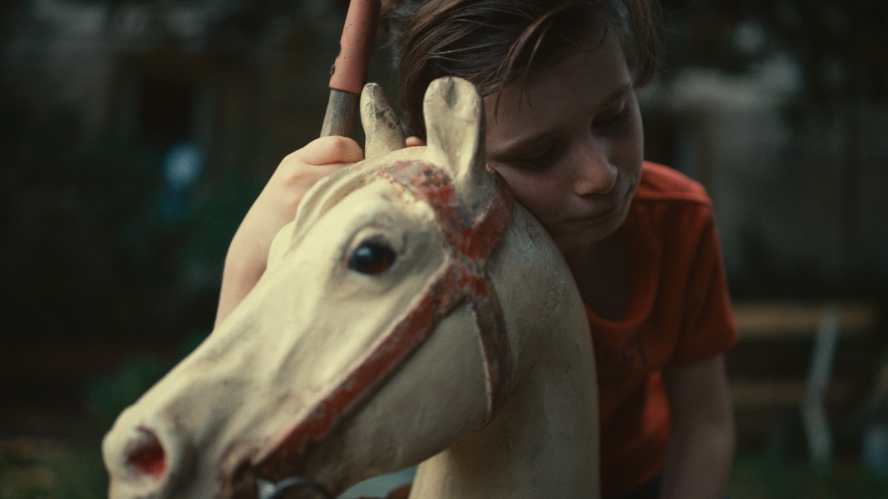 Stringimi forte, il trailer ufficiale del film di Mathieu Amalric