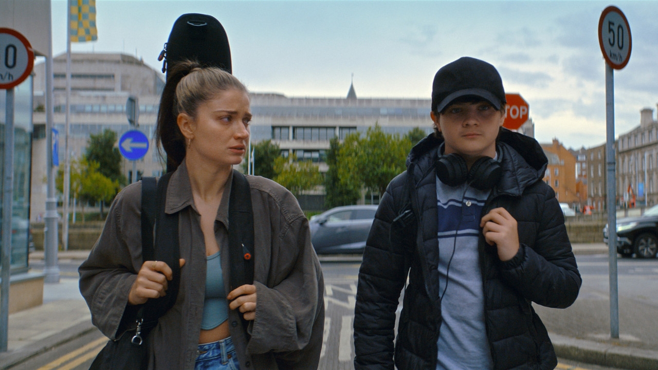 Flora and Son, una gradevole rom-com musicale che infonde speranza, diverte e coinvolge