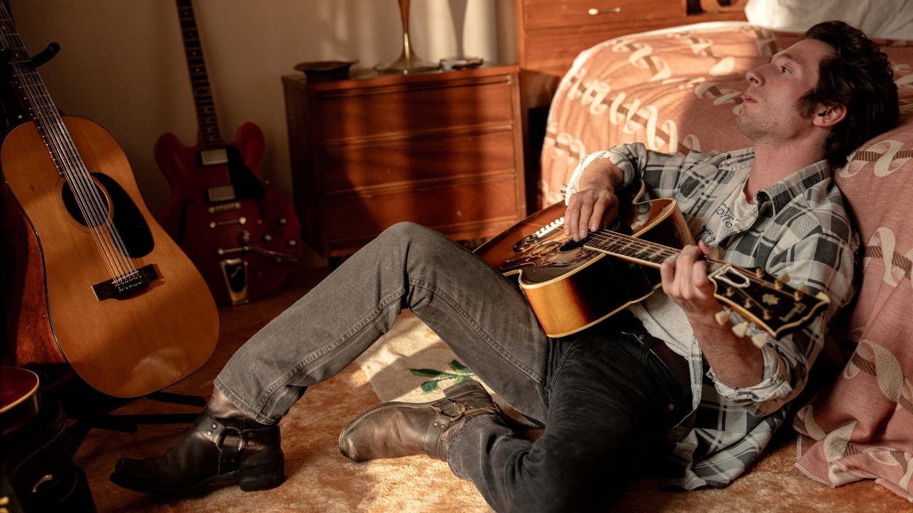 Springsteen - Liberami dal nulla, una ballata folk sul Boss, magistralmente interpretato da Jeremy Allen White