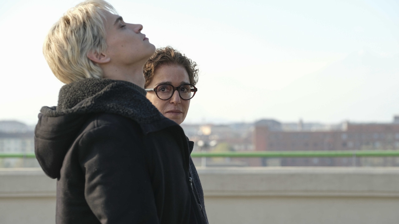 La gioia, una sfida attoriale vinta per Valeria Golino in un film che si muove sulle tracce del grande cinema noir